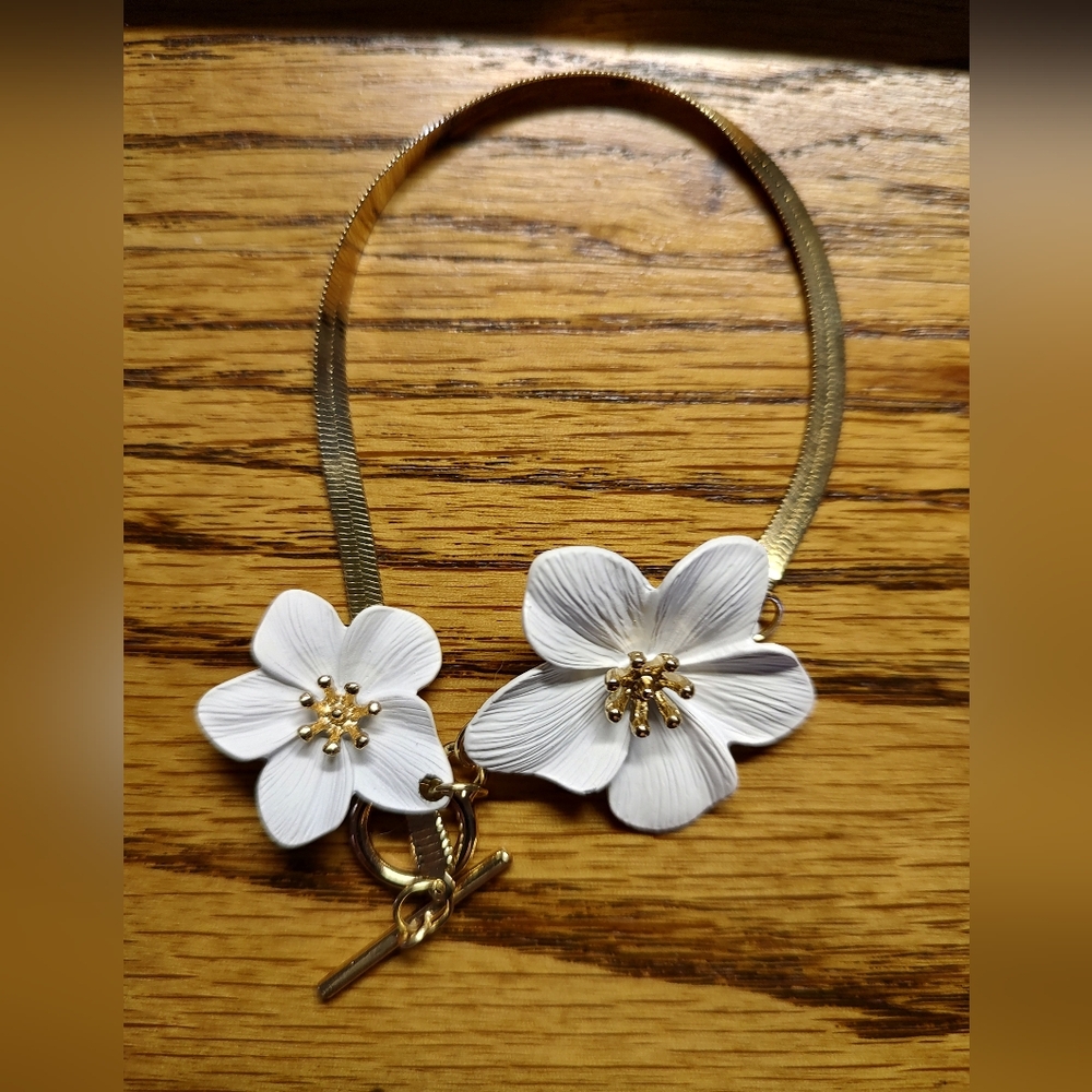 Sugar Magnolia Gold Tone Herringbone White Flower Toggle Clasp Anklet Bracelet - Picture 2 of 3